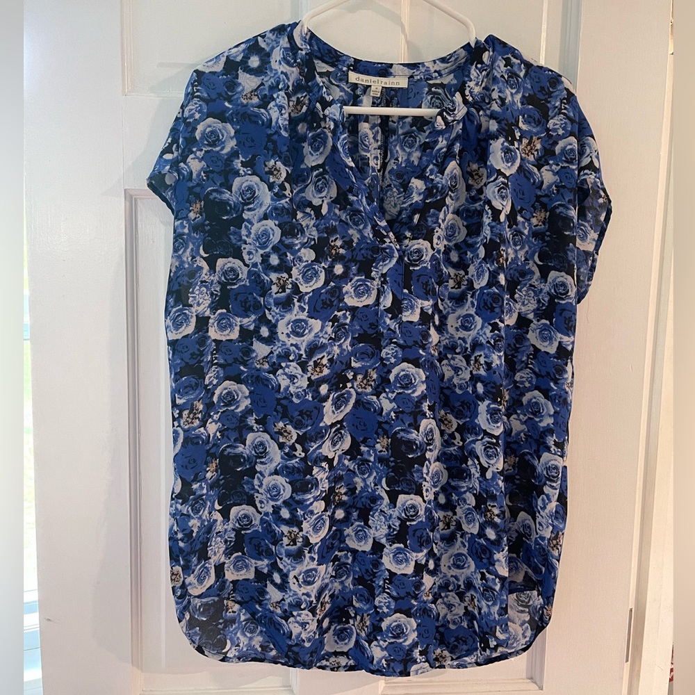 Women’s medium Daniel Rainn Blouse
